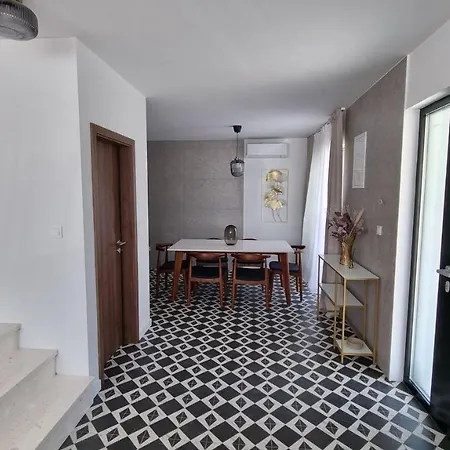 Delta House - Alfa